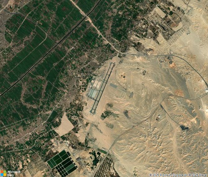 Взлётно-посадочная полоса Luxor International Airport