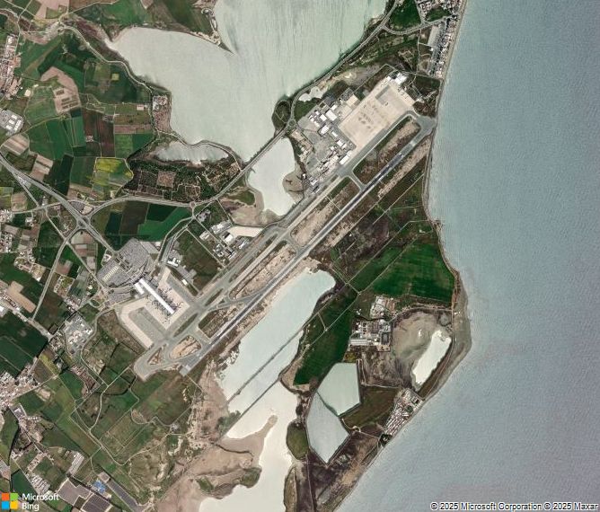 Взлётно-посадочная полоса Larnaca International Airport