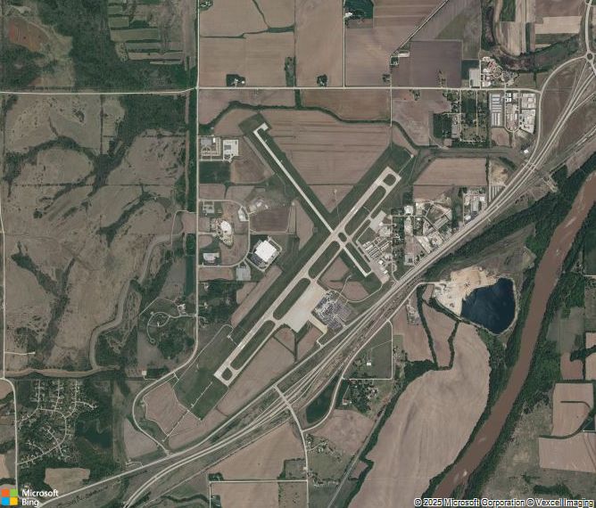 Взлётно-посадочная полоса Manhattan Regional Airport