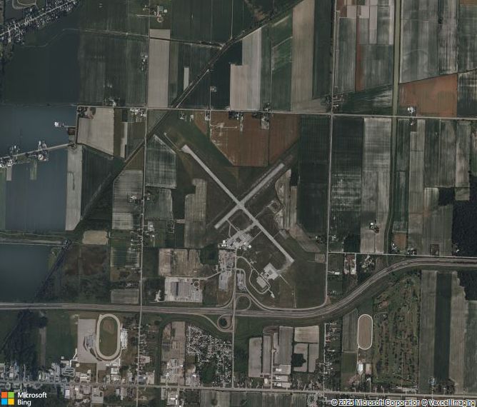 Взлётно-посадочная полоса Sarnia Chris Hadfield Airport