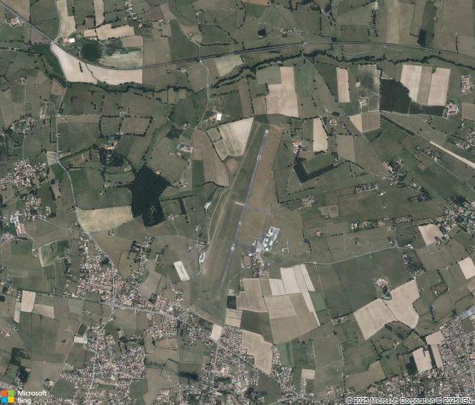 Взлётно-посадочная полоса Roanne Renaison Airport